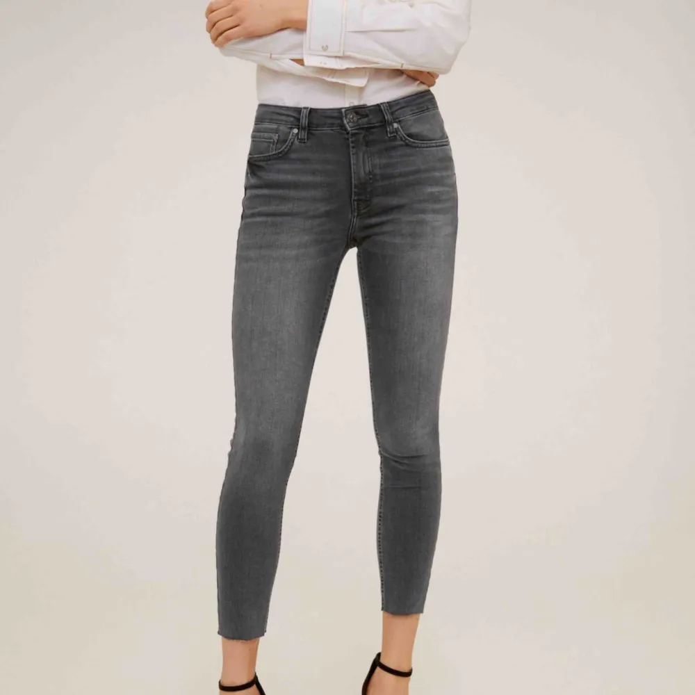 Gråa jeans med egenklippt hål på höger knä, superfräscha! Andvända ett fåtal gången men i ett bra skick!💞. Jeans & Byxor.