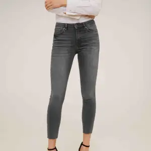 Gråa jeans med egenklippt hål på höger knä, superfräscha! Andvända ett fåtal gången men i ett bra skick!💞