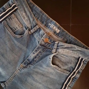  - Blåa jeans (med hel dragna linjer längs benen) från Kappahl i strl 38, använda fåtal gånger. Säljer för har växt ifrån de (till ett billigt pris), frakt till kommer. 