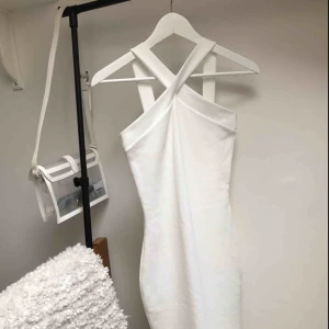  - Vit tajt bodycon klänning. Enbart envärd en gång.  Mötas upp eller köparen står för frakten. 