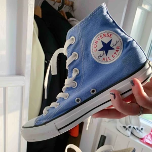  - CONVERSE i den perfekta blåa färgen. Passar grymt till jeans och trendiga instagram-bilder!! Hetaste trenden atm