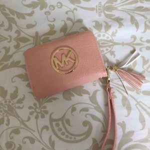  - Söt plånbok som knappt är använd! 