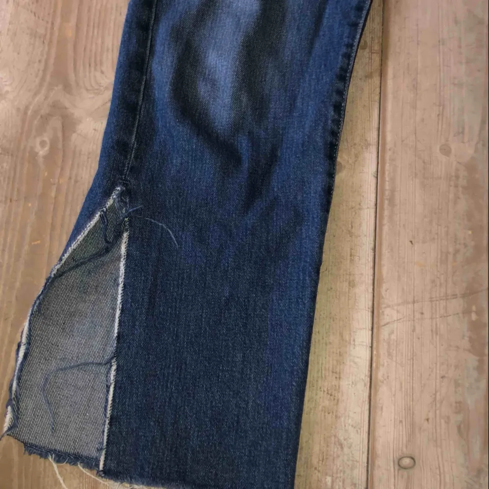Mörkblå jeans, mellanhög midja samt slits på båda ben. Bra skick!. Jeans & Byxor.