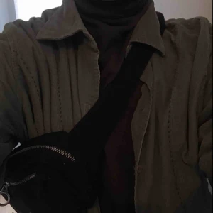  - Säljer en svart tyg becknar väska, med silver detaljer från urban outfitters, använd fåtal gånger✨✨✨  Priset går att diskutera vid snabb affär, köpare står för frakt💞💞