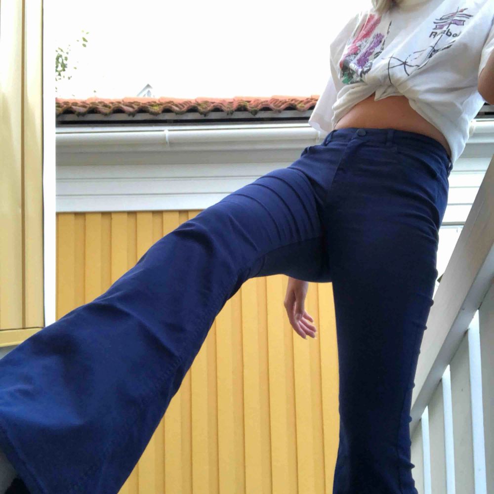 Nästan helt oanvända mörkblå weekday flare jeans med skönt och stretchigt tyg, långa i benen passar perfekt på mig som är 172cm, byxorna har inga bakfickor. (Priset + fraktkostnad). Jeans & Byxor.