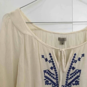  - Härlig, löst sittande blus med brodering framtill 🌱 Säljes i nyskick 🌱 100% viskos 🌱 Kan mötas upp i Sthlm eller skicka, priset är exkl frakt 🌱