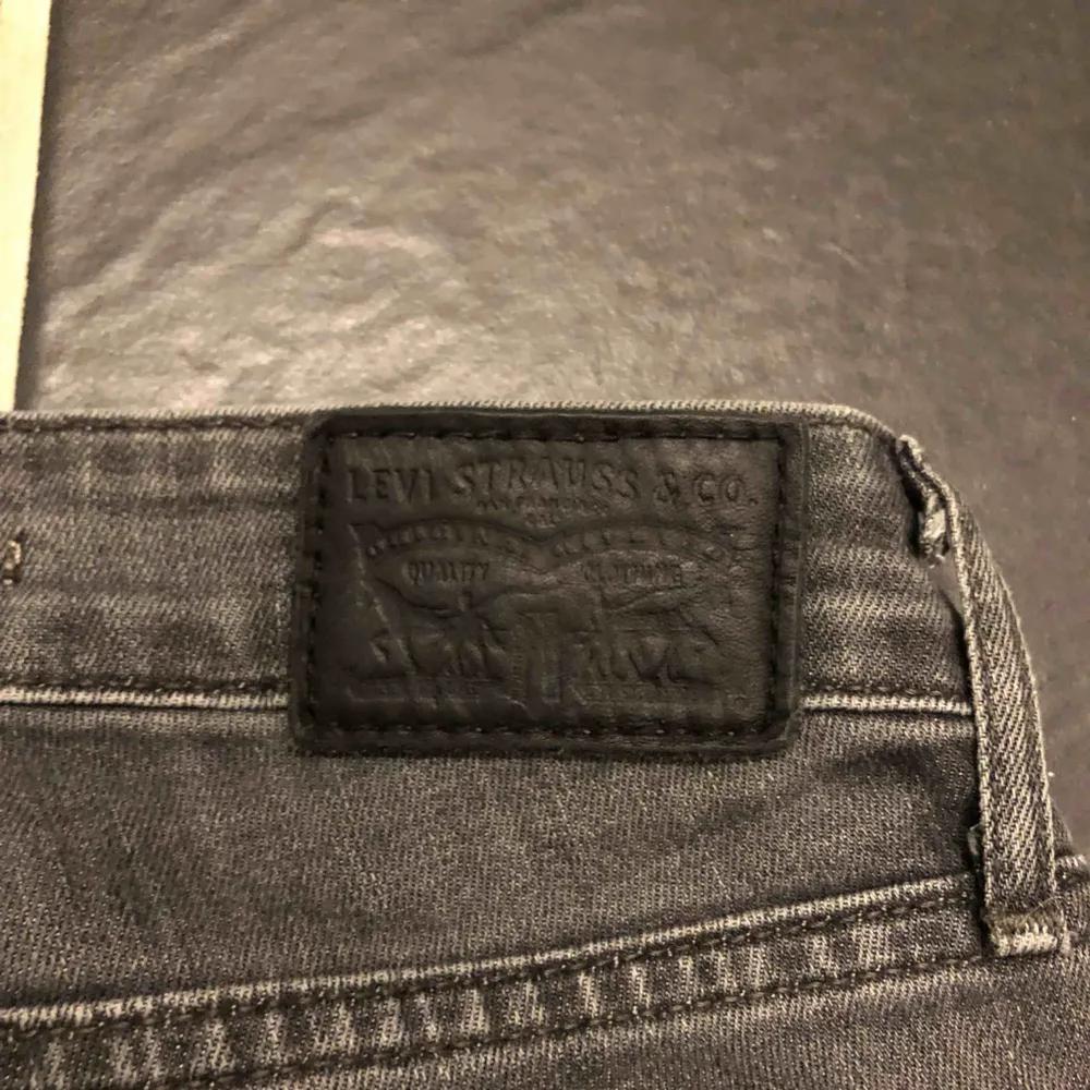 Gråa Levis jeans som är köpta i Levis butiken för ca 1 år sen för 1000kr. Super bra skick och super snygga men kommer inte till användning längre. Strl 24 i midjan/runt höften och i längd passar de mig och jag är 165cm. Jeans & Byxor.