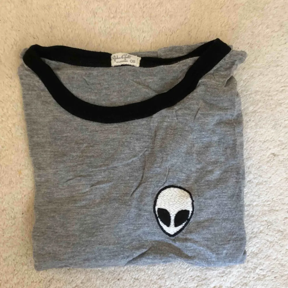 Grå t-shirt med alien huvud på, köpt på Brandy Melville. Köparen står för frakten ⚡️. T-shirts.