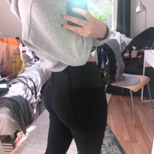  - ett par högmidjade kostymbyxor som sitter sååå bra på dom flesta då dom är lite stretchiga, inte sånt hårt material som på dom flesta kostymbyxor och har en fin resår i midjan. dom är slimmade hela vägen ner till ankeln och är köpta på åhléns. 