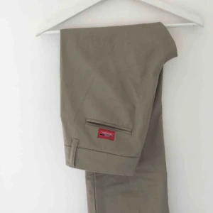  - Dickies byxor, helt nytt skick. Sitter som en S i storlek. 150kr + frakt