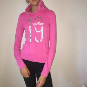  - Rosa hollister-hoodie med silverglitter. Köpt för några år sen men i bra skick, nypris ca 600. 