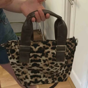  - Skitcool leopardväska från humana. Har både avtagbara axelband och vanliga handtag. Lite olika fack inuti. PRISET KAN DISKUTERAS och köparen står för frakten! ⭐️