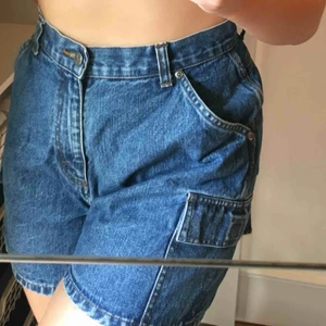  - Jeansshorts med snygga fickor på sidorna från Riders! Lite stora i midjan på mig som är M men annars sitter de bra! Innuti står det bara 10M så lite osäker på storleken.