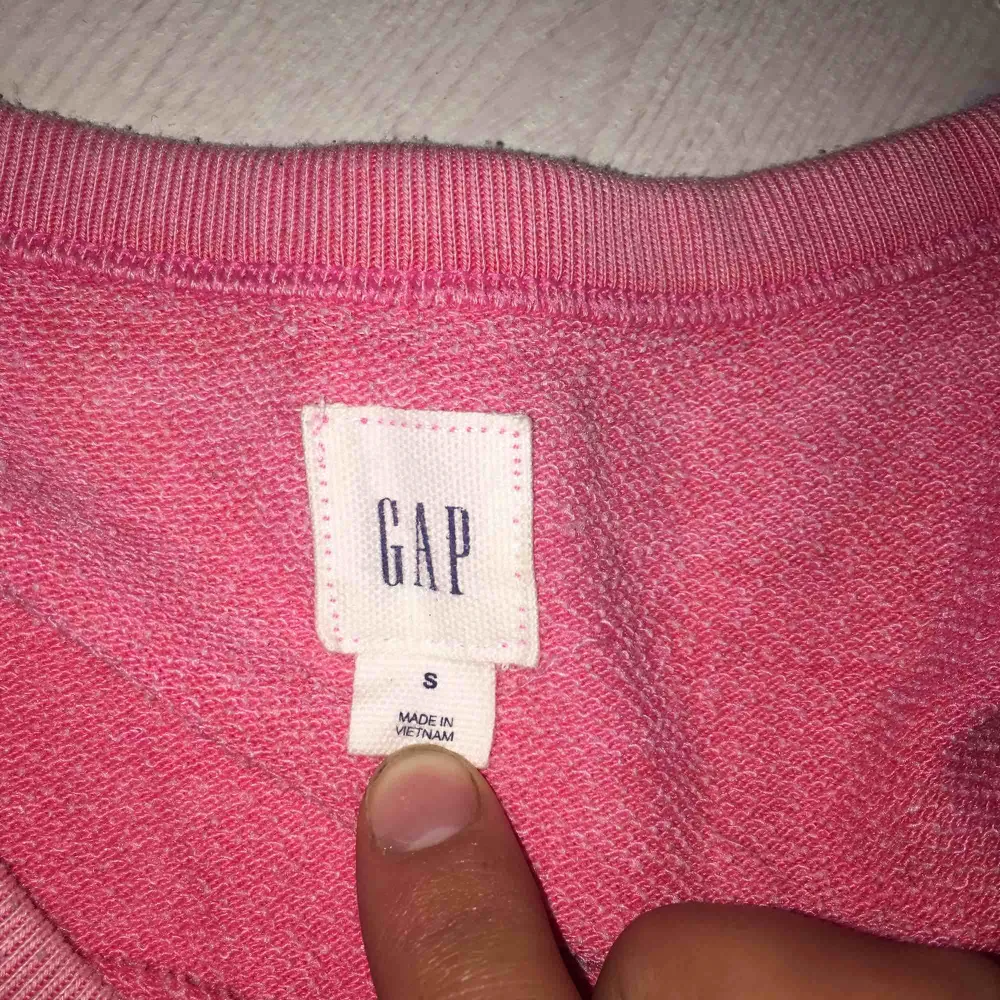 Tunn sweatshirt från Gap i fin rosa färg. Gap ”broderat” på framsidan, perfekt nu på sommaren eller tidig höst då den som sagt är lite tunnare. Använt kanske 1 gång, köpt för ca 600 kr. . Tröjor & Koftor.