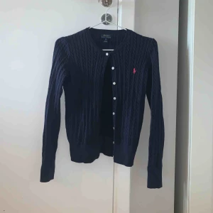  - Kofta från Polo Ralph lauren. Storlek är XL i barnstolen vilket motsvarar en XS. Nypris ca. 700 kr