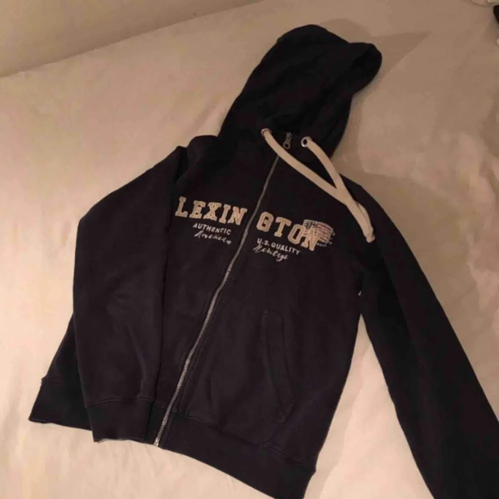 Lexington kofta Flitigt använd men fin i skick   Fraktar gärna men står ej för frakten  Tar swish  Nypris: 1099kr. Hoodies.