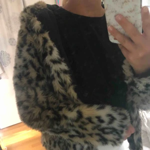  - Säljer nu min fina fluffiga Leopard jacka som blivit för liten, den är i bra skick och har används 3 gånger. storlek 34/xs  Funkar bra till hösten som kommer och vintern.   Frakt betalar köparen och de kostar 59kr annars kan vi mötas upp i Örebro.