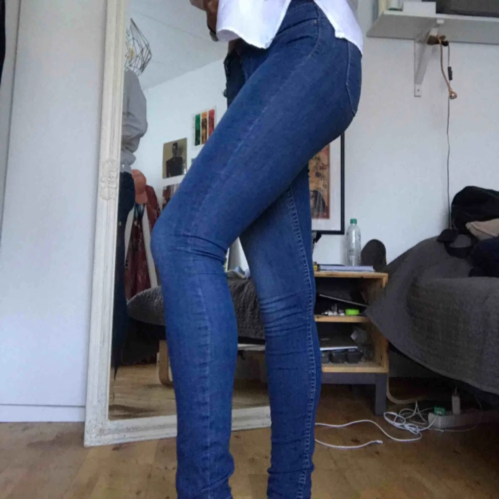 Mörkblåa, tajta jeans från Levi's. Super bekväma och endast använda ett fåtal gånger.. Jeans & Byxor.