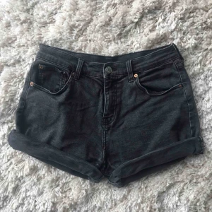  - Stone washed shorts från weekday, storlek 38. Frakt tillkommer 