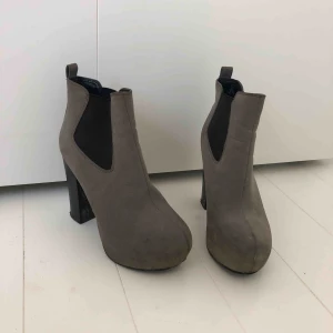 Fina höstklackar  - Skor inköpta för 2 årsen, då jag bott i Spanien sen 2017 har de bara legat i min garderob i Sverige och använts cirka 2-5 gånger när jag har varit hemma. Skorna är i väldigt fint skick!!  Mocka imitation, Klackhöjd: 9cm