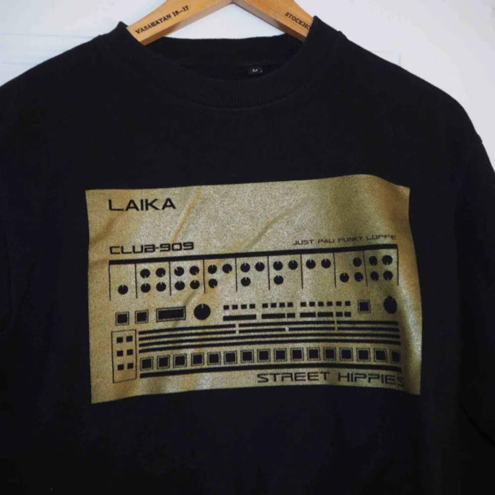 Merch Sweatshirt ”Laika”- (En nattklubb i Sthlm) för er som ej förstod. (avklippt längst ner). Midjelång☀️ . Hoodies.