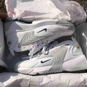  - Nike zoom 2K Vita. Nyköpta och använda 2 gånger. Kostar 1000kr nya men säljer för 850kr. Frakt ingår beroende på vart ni bor och hur dyr den blir. 