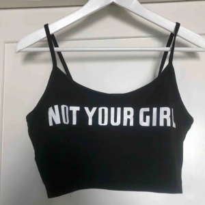  - Kort topp med text från HM. Helt ny.  Kan mötas upp eller skicka för 30kr.😊