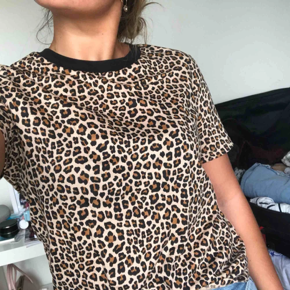 Leopardtshirt från HM. Helt ny. Färgen stämmer mest överens på bild 1 och 2.  Kan mötas upp eller skicka för 30kr.😊. T-shirts.