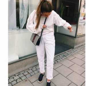  - Supersnygga vita jeans. Långa i benen