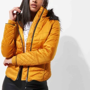  - En helt ny vinterjacka/höstjacka, köpt för 65 euro (ca 700kr). Säljes pga för stor för mig! (Är jackan på produktbilderna fast i annan färg för att visa hur den sitter!) PRIS KAN DISKUTERAS! 