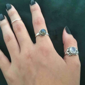  - Ringar i sterling silver. Den enkla ringen utan sten passar som midi, eller på lillfingret, 14,25mm. Endast den lilla ringen finns kvar då de andra redan är sålda. Perfekt för att layer med andra ringar!