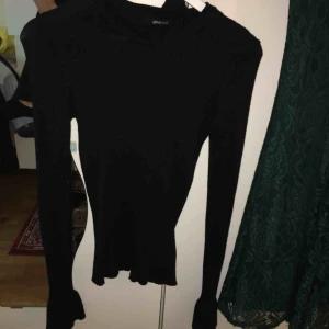  - Svart tröja med volanger från Gina tricot. Andvänd en gång.