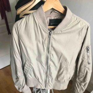  - Beige bomberjacka från Rut&circle, relativt varm. Passar en 36a. Använd fåtal gånger. Köpare står för frakt✨