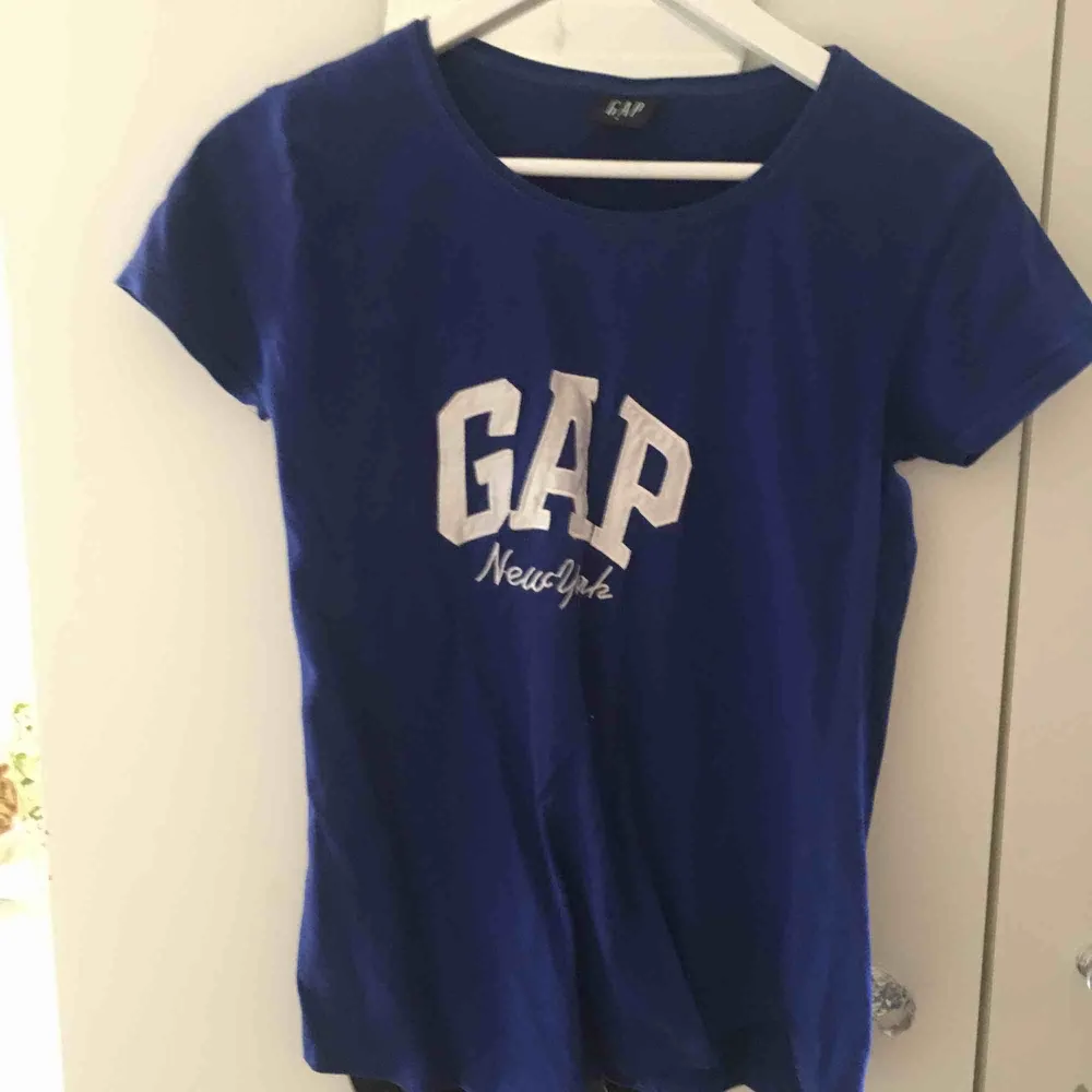 En blå gap tröja. T-shirts.