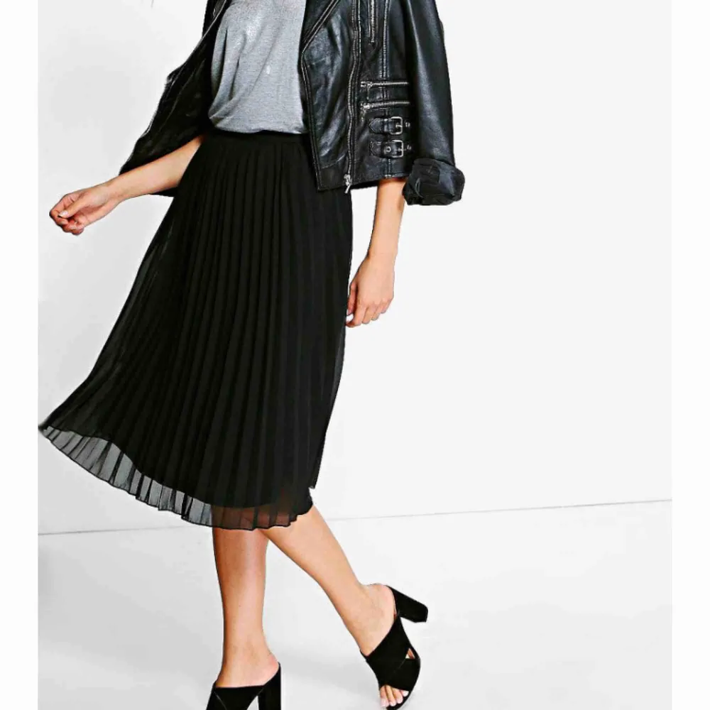 Säljer denna snygga kjol! Aldrig använd då den ej passa mig. Nypris 350 kr, säljer för 200 :). Kjolar.