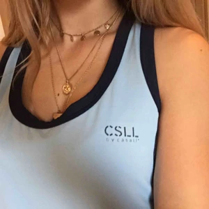  - Äkta casall retro linne🕊🐬 Baby blå färg. Storlek XL men passar betydligt mindre då den är strechig🥰  Går att ha som träningslinne men är också snyggt till vardags. Bra skick och bra kvalitet. Inget sönder eller slitet. Har även inbyggd sport BH.  