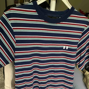  - T shirt från The Hundreds