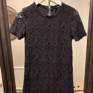  - Svart klänning i spets. Superfin