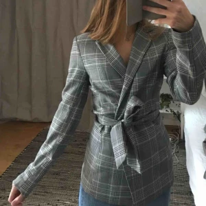  - Kavaj från H&M Strl 32 Köpt för 1år sen men knappt använd Säljer för att jag tyvärr inte känner mig bekväm i kavaj och använder därmed aldrig den Frakten står köparen för