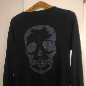  - Jättefin tröja från Zadig & Voltaire. Zadig’s klassiska dödskalle på ryggen! Nypris 1300kr. 