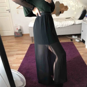  - Svart maxikjol från H&M. Kan mötas upp i Stockholm eller står köparen för frakt (20kr) 💕