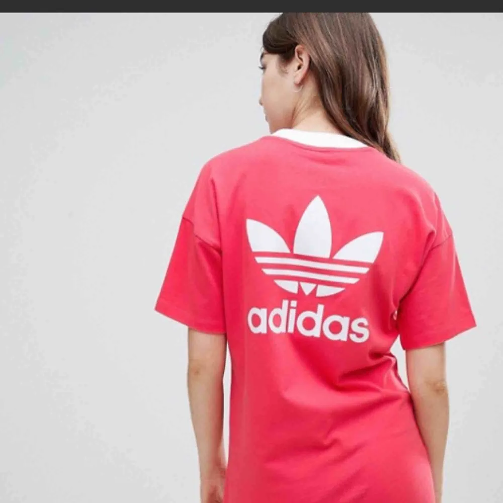 T-shirtklänning från Adidas. Äkta, köpt för ca 450kr. Säljer för att den inte passar in m min stil längre. Knappt använd. Pris kan diskuteras vid snabb affär.. Klänningar.
