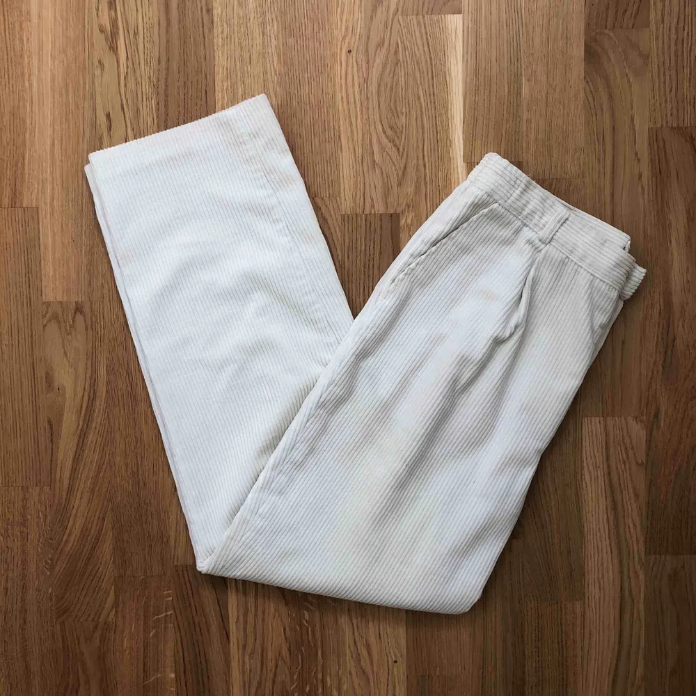 Ett par ljusa manchesterbyxor köpa second hand. Ingen storlek finns i byxan, men jag skulle säga att dom är ungefär 28-29 i midjan och 30 i längd :). Jeans & Byxor.