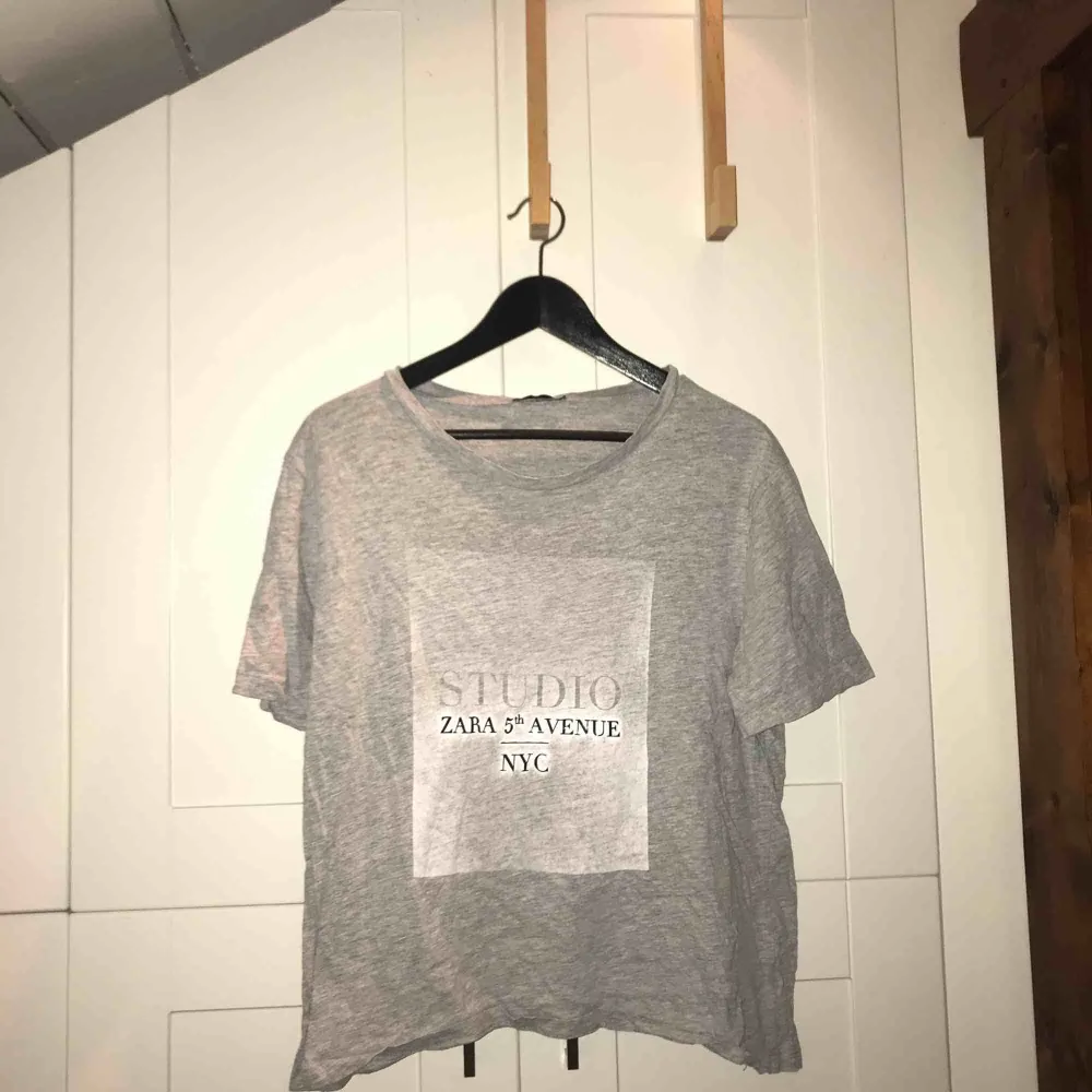 Snyggt sliten t-shirt från Zara i stl. M med tryck på. T-shirts.