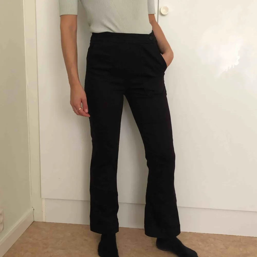 Kortare flare jeans (jag är 166 cm) med hög midja! . Jeans & Byxor.