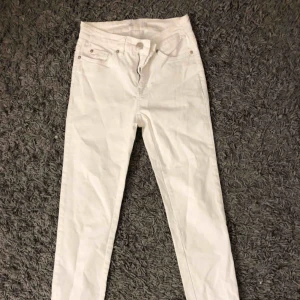  - Vita jeans med slitningar längst ner. Sjukt fina, men alldeles för små för mig. Vet tyvärr inte vart dom kommer ifrån:( Priset går att diskutera. 