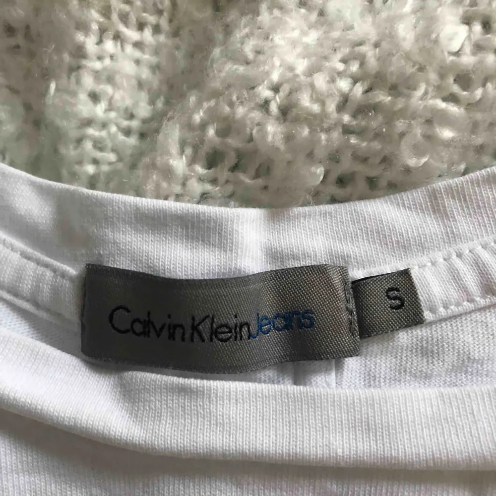 Vit T-shirt från Calvin Klein med sömmar på ryggen.  Använd 1-2 gånger och har jättebra kvalité. Köparen står för frakten:)  Nypris: 500kr. T-shirts.
