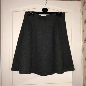  - Grå cirkelkjol från Gina tricot. Storlek XS men passar även S. Använd max 1 gång. Frakt tillkommer. Kolla gärna in min profil för mer!! 