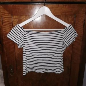  - Snygg off shoulder tröja från hm bra skick. Stl M 30 kr 
