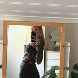  - Leopard mönstrad tröja i mesh med högre krage, köparen står för frakten
